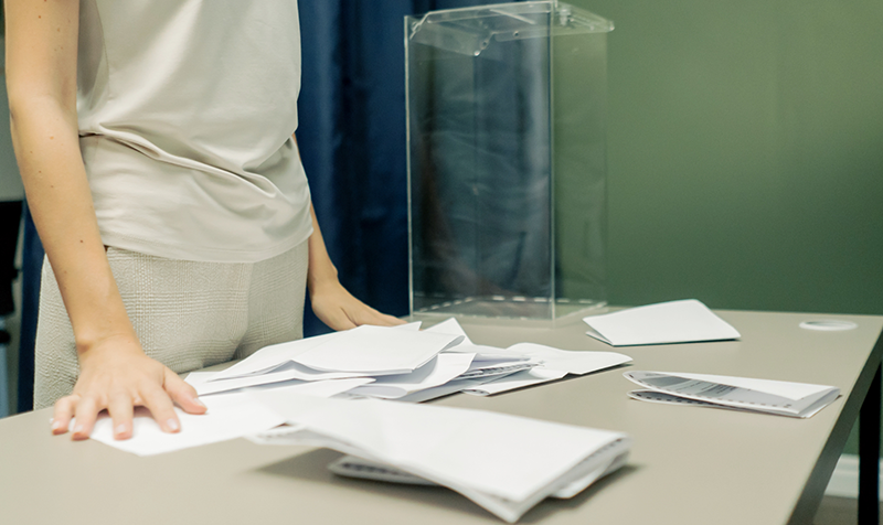 Droit-électoral-ad-publica-votes-urnes Un représentant de l'administration comptabilise les votes issus de l'urne