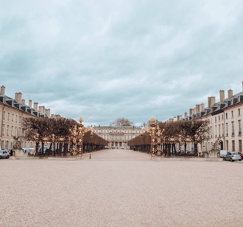 Cours de chateau représentant le droit de l'immobilier public